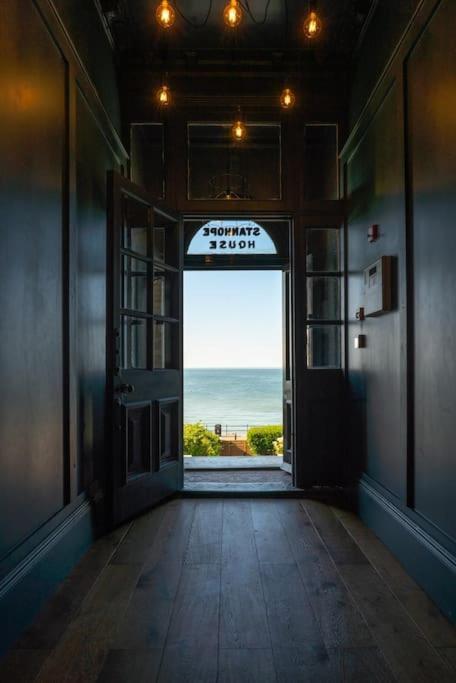 Beachfront Luxury Home With Spectacular Sea Views Херн Бей Екстериор снимка