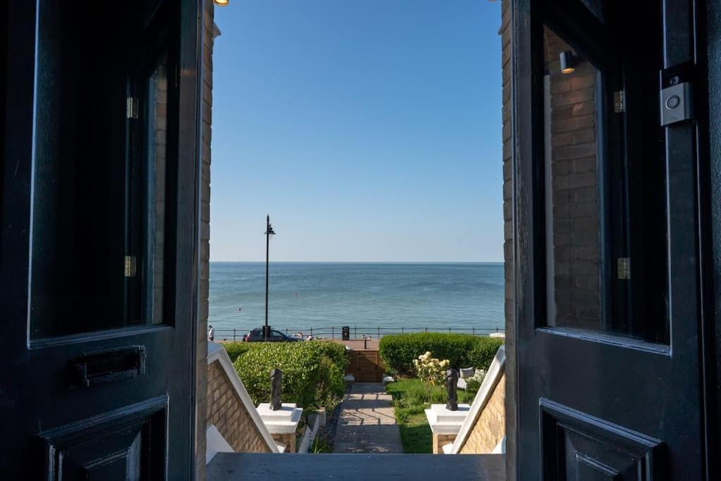 Beachfront Luxury Home With Spectacular Sea Views Херн Бей Екстериор снимка